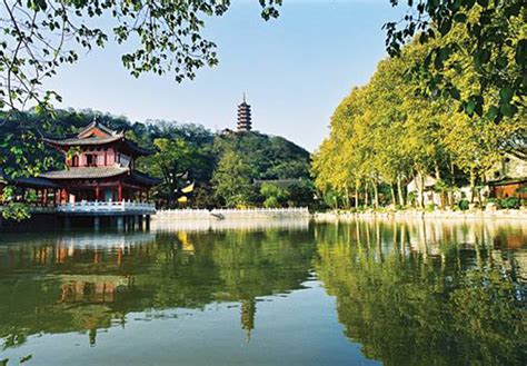 Beisuishan Mountain Scenic Area - A Historic Hiking Destination Overlooking Zhenjiang City!