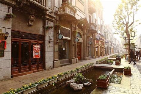 The Lingyin Temple: A Spiritual Oasis and Architectural Marvel in Hangzhou!