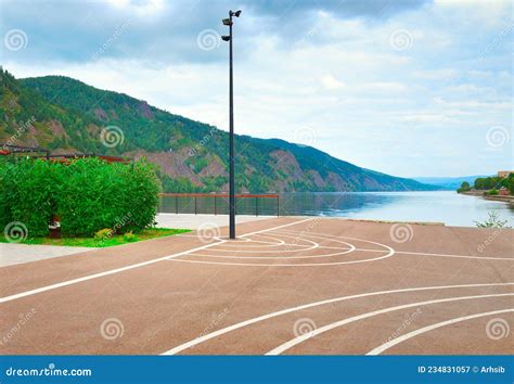 The Yenisey Riverbank Promenade! A Delightful Stroll Through History and Nature