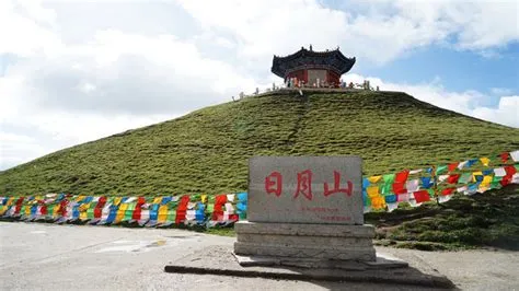 Taishang Temple: A Beacon of Serenity and Ancient Charm Atop Mount Riyue! 