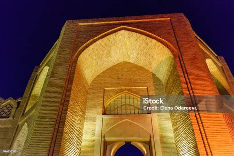 The Shah Abbasi Caravanserai: An Oasis of History and Architectural Marvels in Isfahan!