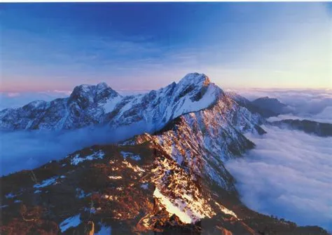 Yushan Scenic Area: Experience Majestic Beauty and Spiritual Tranquility!